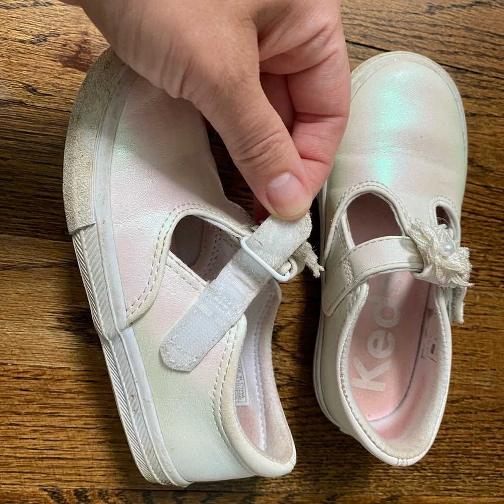 Keds- Daphne flower white pearlized toddler girl size 9.5 Mary Jane t-strap shoe